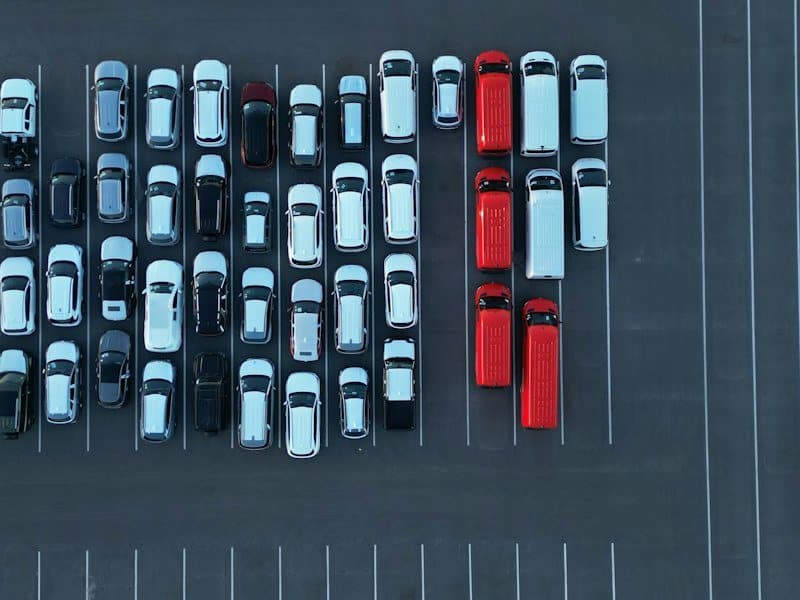 Kuşbakışı, araçlarla dolu bir otopark