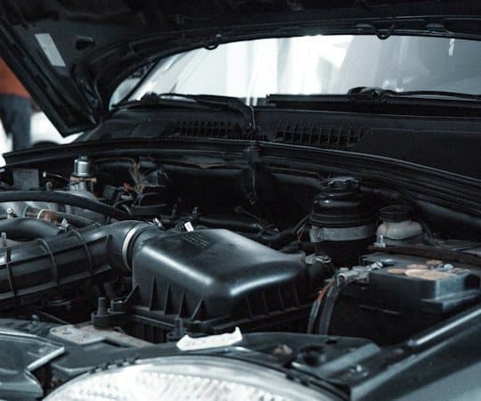 Kaputu açık bir aracın motor bölmesi