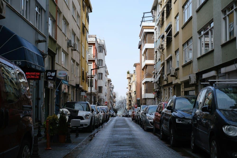 İki yanında araçlar park etmiş dar bir İstanbul sokağı