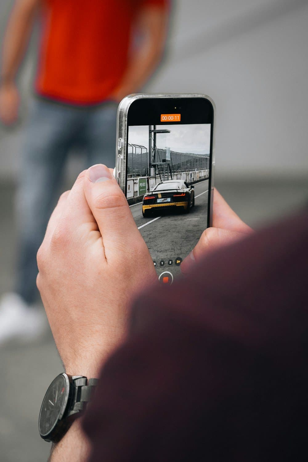 Telefon ekranında bir aracın fotoğrafı çekiliyor